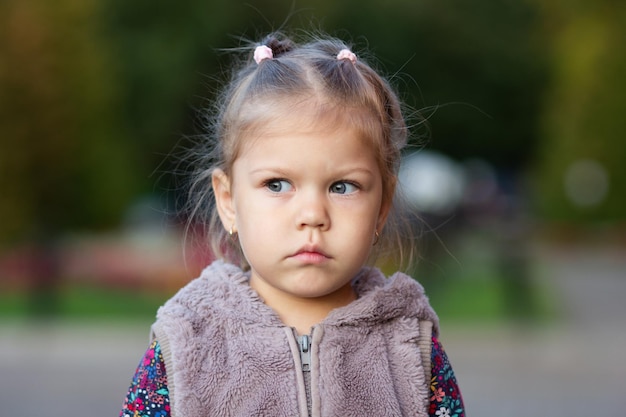 Retrato de la niña seria mirando a un lado