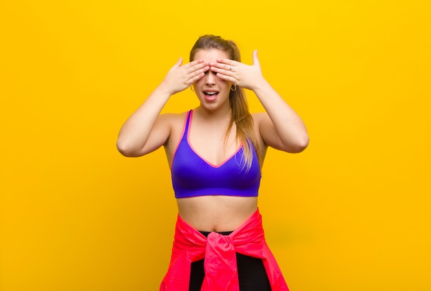 Retrato de una niña sobre un fondo amarillo