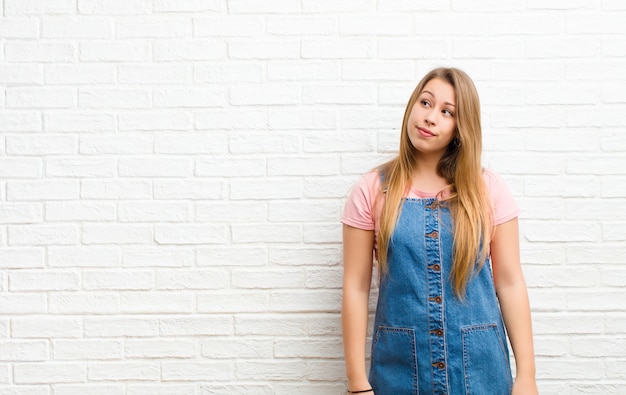 Retrato de una niña sobre un fondo blanco.