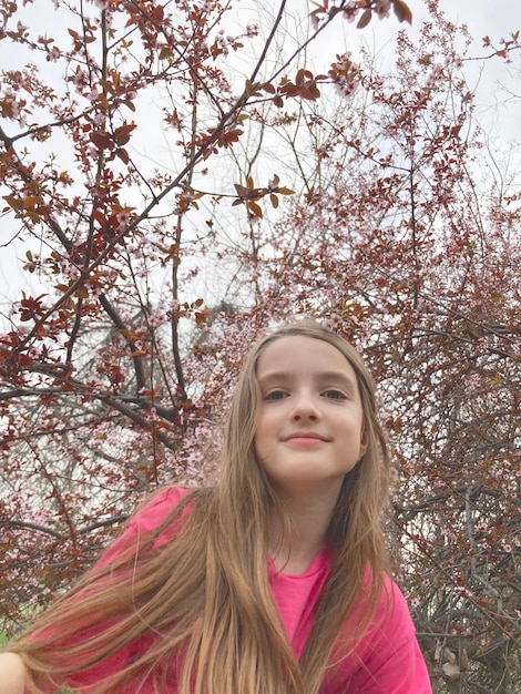 retrato de una niña sobre un fondo de flores de cerezo