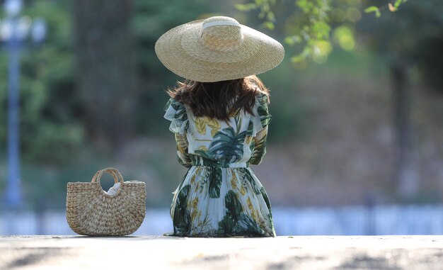 retrato, de, un, niña, en, un, sombrero de paja, aire libre