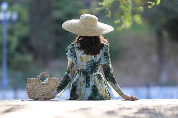 retrato, de, un, niña, en, un, sombrero de paja, aire libre