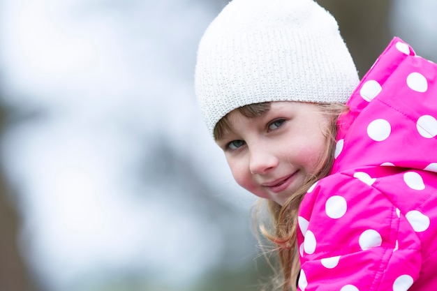 Retrato de una niña con un sombrero