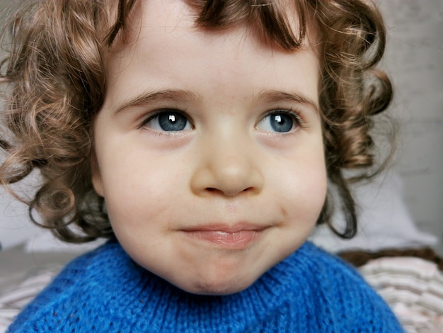 Retrato de una niña sonriendo a la cámara.