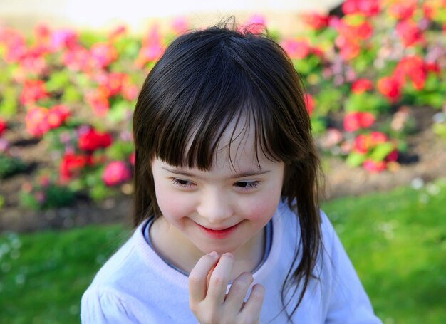 retrato, de, niña, sonriente, exterior