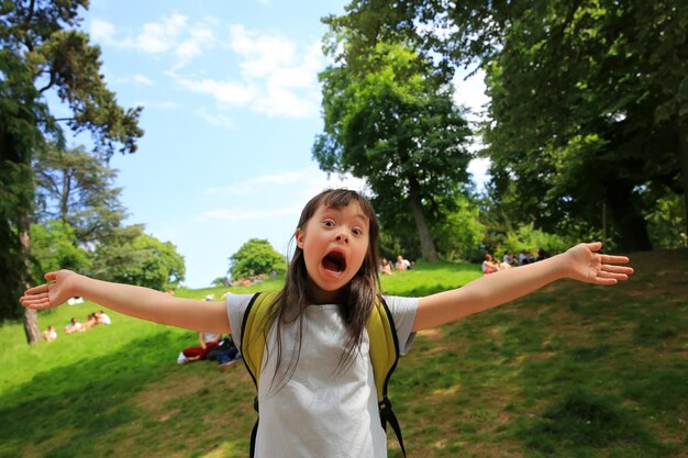 retrato, de, niña, sonriente, exterior