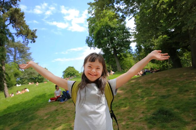 retrato, de, niña, sonriente, exterior