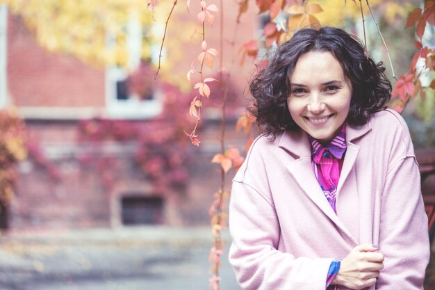 Retrato de una niña sonriente feliz en el exterior