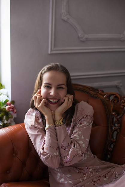 Retrato de niña sonriente feliz con labios rojos