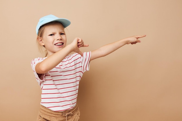 Retrato de niña sonriente feliz posando ropa de bebé estilo de vida divertido inalterado