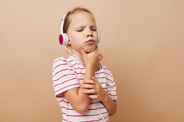 Retrato de niña sonriente feliz tecnología de auriculares música divertida Estilo de vida inalterado