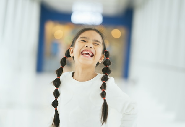 Retrato de una niña sonriente feliz