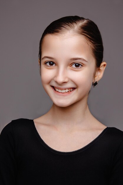 Retrato de una niña sonriente feliz