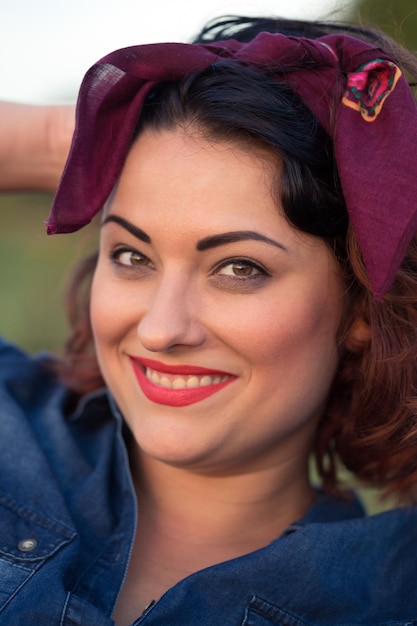 Retrato de una niña sonriente feliz