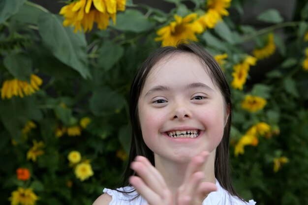 Retrato de niña sonriente en el jardín.