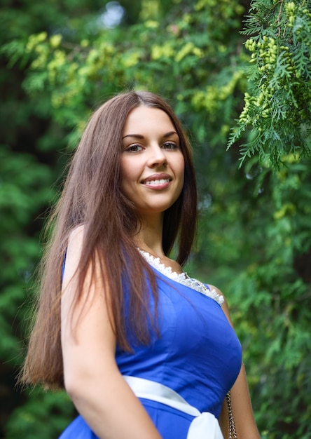 Retrato de una niña sonriente en la naturaleza