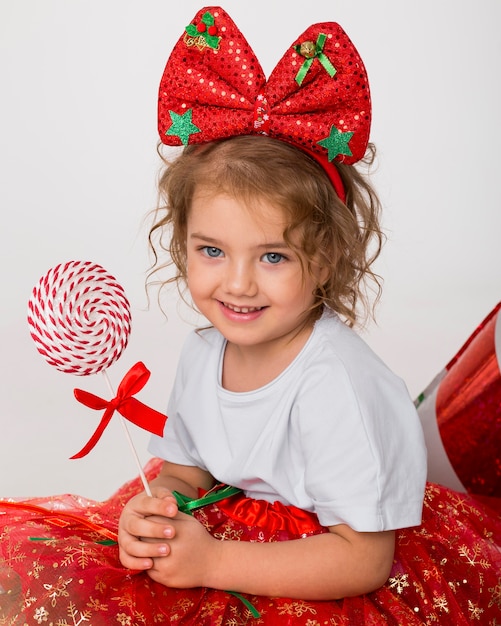 Foto retrato de niña sonriente en navidad