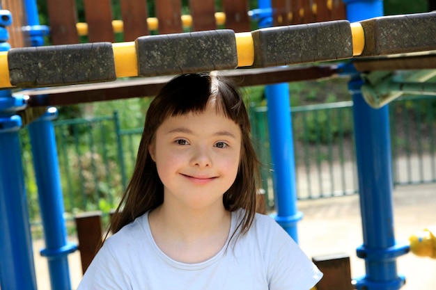 Retrato de niña sonriente en el parque