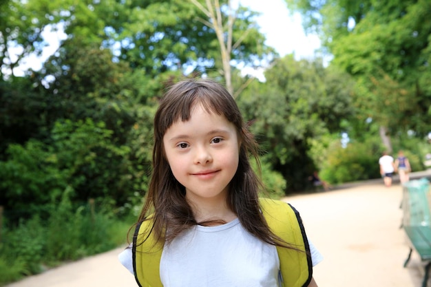 Retrato de niña sonriente en el parque