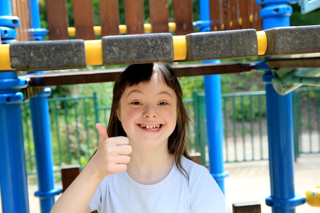 Retrato de niña sonriente en el parque