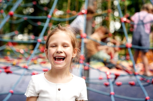 Retrato de una niña sonriente en el patio de recreo