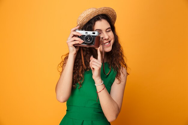 Retrato de una niña sonriente de pelo rizado