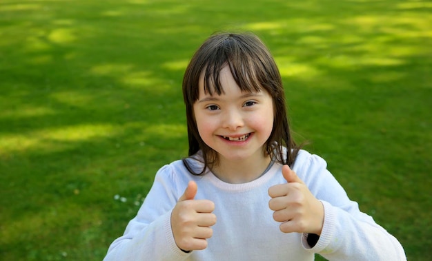 Retrato de niña sonriente sobre el fondo de la hierba verde