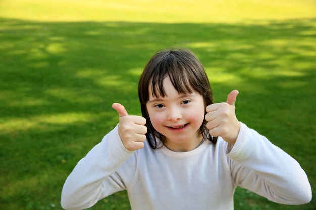 Retrato de niña sonriente sobre el fondo de la hierba verde