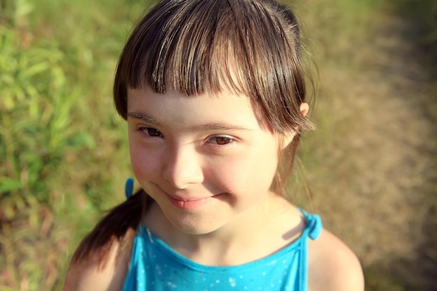 Retrato de niña sonriente sobre fondo de hierba