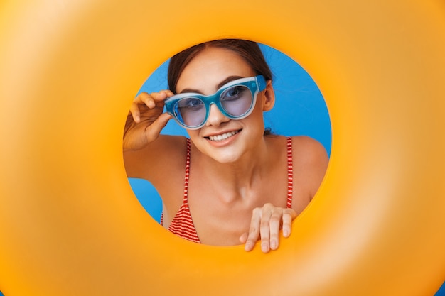 Retrato de una niña sonriente en traje de baño