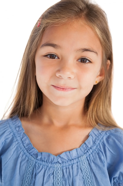 Foto retrato de una niña sonriente