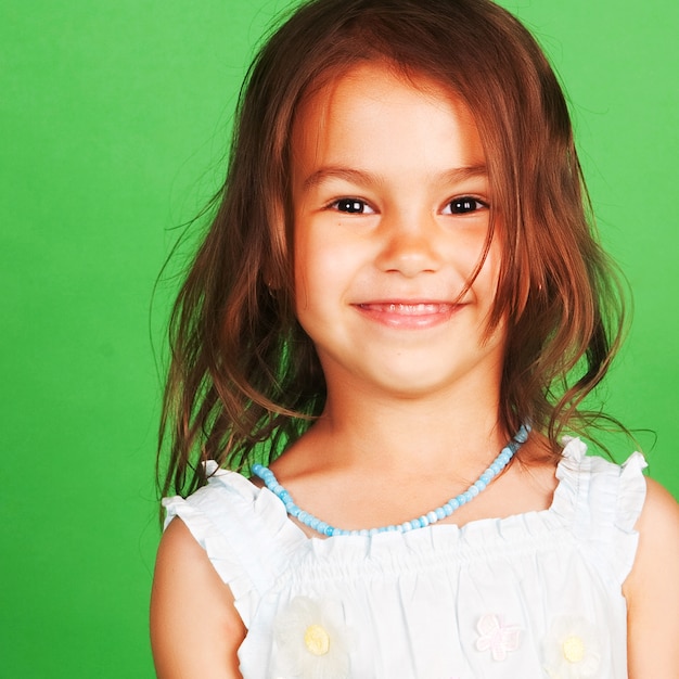 Foto retrato de una niña sonriente