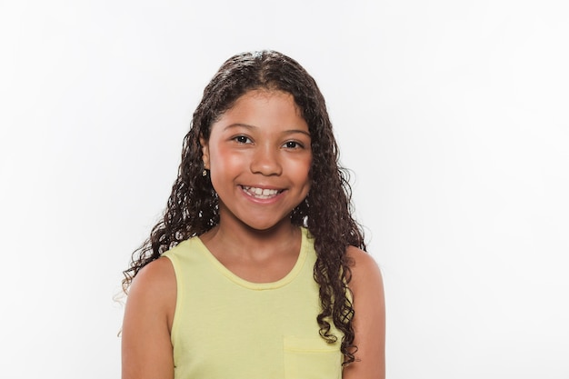 Foto retrato de una niña sonriente