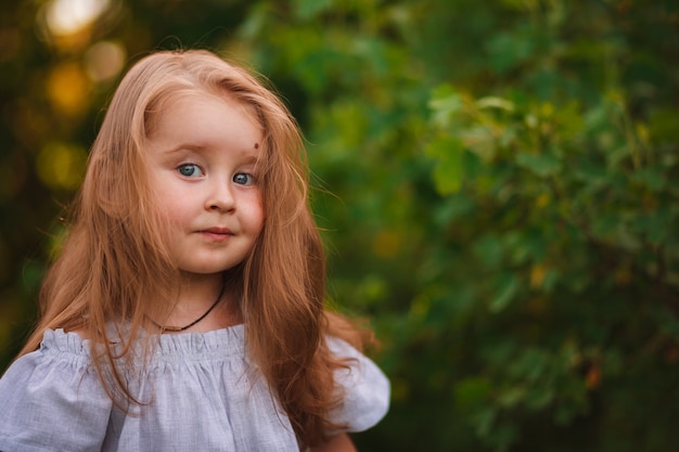 Retrato de niña sorprendida Disfrute de la libertad de la naturaleza Vida después de la cuarentena