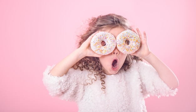 Retrato de una niña sorprendida con donas