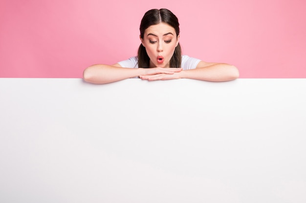 Retrato de niña sorprendida mirando copia espacio en blanco vacío billboard