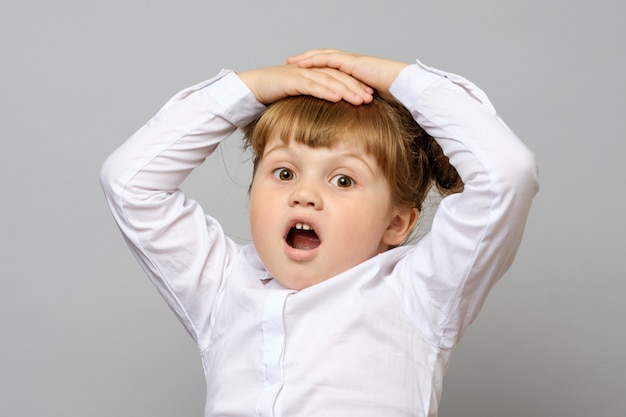 Retrato de niña sorprendida