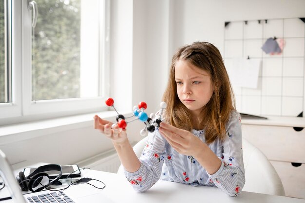Retrato de una niña sosteniendo una mesa