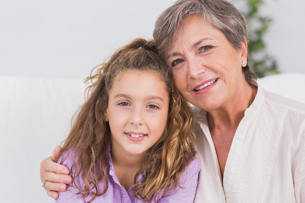 Foto retrato de una niña y su abuela sonriendo