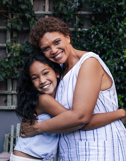 Retrato de una niña y su abuela