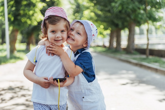 Retrato de una niña y su hermano.