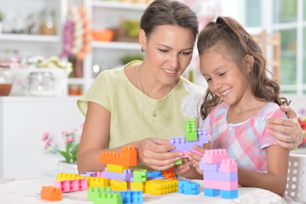 Retrato de niña y su madre jugando