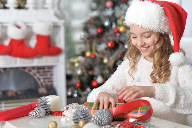 Retrato de niña con su madre preparándose para la Navidad