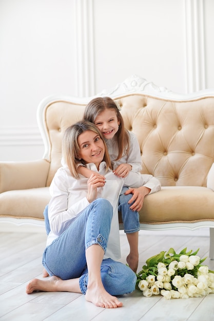 Retrato de niña y su madre en la sala de estar