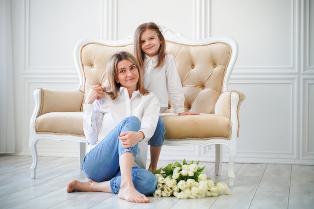 Retrato de niña y su madre en la sala de estar