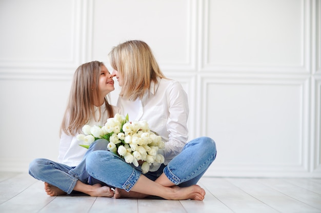 Retrato de niña y su madre con tulipanes blancos