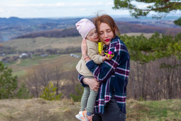 Retrato de una niña y su madre