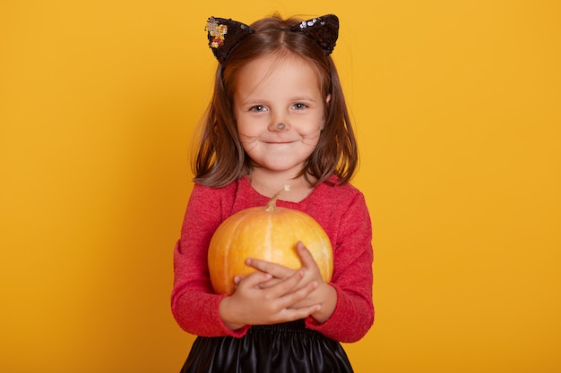 Retrato de niña con suéter rojo, con bigote y orejas de gato