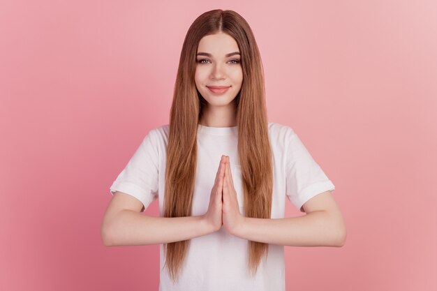 Retrato de niña suplicante tomarse de las manos juntas suplicar gesto