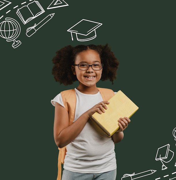 Foto retrato de niña de tiro medio con fondo de graduación